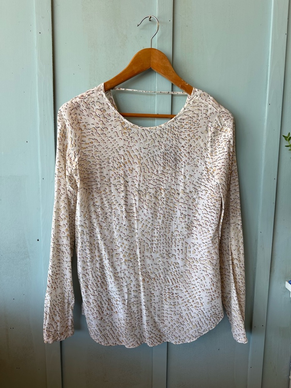 White House Black Market 100% Silk Cream Long-Sleeve Blouse Open Back Detail - Picture 2 of 9